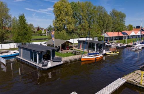 Heeg Alquiler De Eote | Houseboat in Heeg with Stunning Marina Views