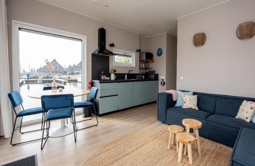 Offingawier Alquiler De Eote | Houseboat in Sneek with Lake Views