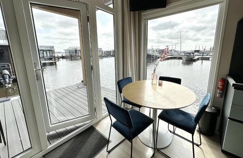 Offingawier Alquiler De Eote | Houseboat in Sneek with Lake Views