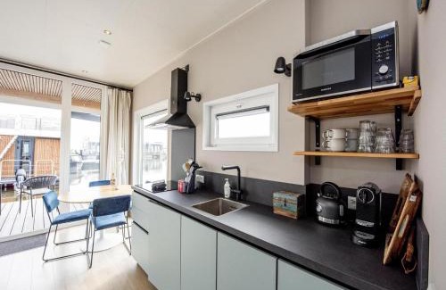 Offingawier Alquiler De Eote | Houseboat in Sneek with Lake Views