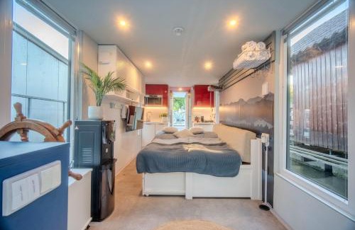 Smichov Alquiler De Eote | Houseboat Prague with Paddle Boat -Sail, Explore and Relax