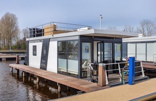 Offingawier Alquiler De Eote | Houseboat Sneekermeer with Garden and Views, cleaning included