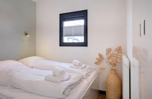 Offingawier Alquiler De Eote | Houseboat Sneekermeer with Garden and Views, cleaning included
