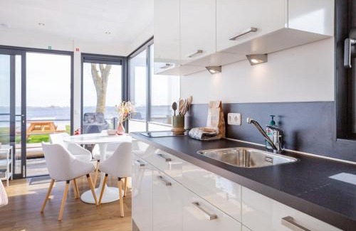 Offingawier Alquiler De Eote | Houseboat Sneekermeer with Garden and Views, cleaning included