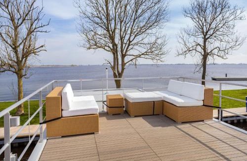Offingawier Alquiler De Eote | Houseboat Sneekermeer with Garden and Views, cleaning included