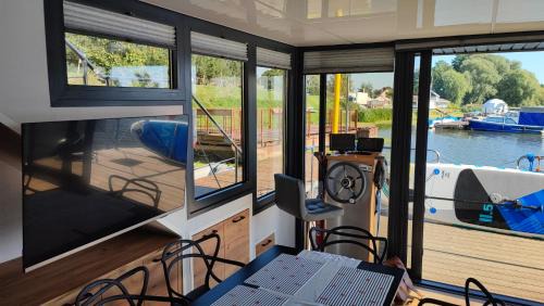 Uraz Alquiler De Eote | Houseboat Water King apartament pływający dom na wodzie łódź Hausboot 7 os