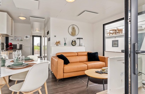 Nieuwpoort Alquiler De Eote | Houseboat with a terrace and stunning views
