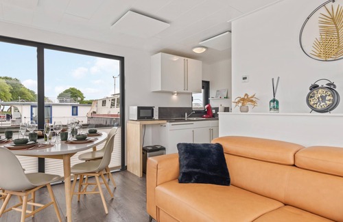 Nieuwpoort Alquiler De Eote | Houseboat with a terrace and stunning views