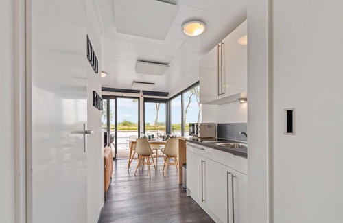 Nieuwpoort Alquiler De Eote | Houseboat with a terrace and stunning views