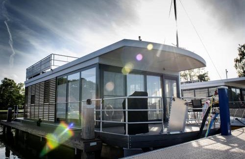 Offingawier Alquiler De Eote | Houseboat with Stunning Views, cleaning included