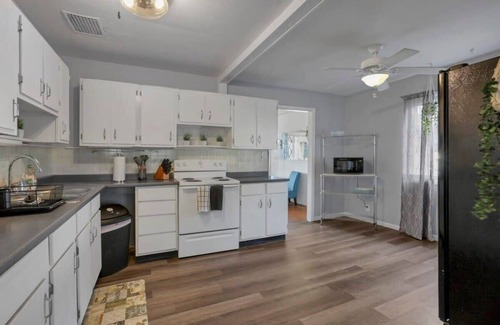 Lincoln Village Casa | Housepitality - West Side Lodge - 6 BR 2 BA MA