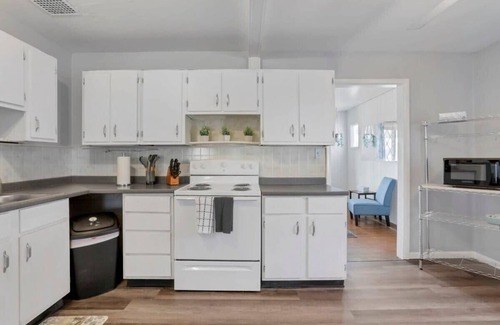 Lincoln Village Casa | Housepitality - West Side Lodge - 6 BR 2 BA MA