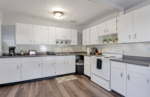 Lincoln Village Casa | Housepitality - West Side Lodge - 6 BR 2 BA MA