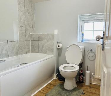 Corby Casa | HouseSleeps5-Parking-Garden-PrivateEntrance
