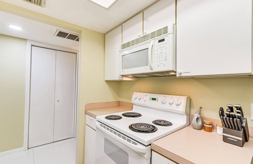 South Main Condominio | Houston Condo w/ Pool Access ~ 1 Mi to NRG Stadium