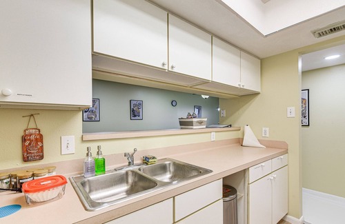 South Main Condominio | Houston Condo w/ Pool Access ~ 1 Mi to NRG Stadium