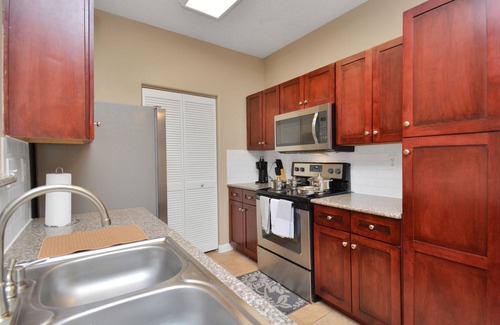 Astrodome Apartamento | Houston Medical Center King Bed Suite w/ Fireplace, Balcony, & Free Parking