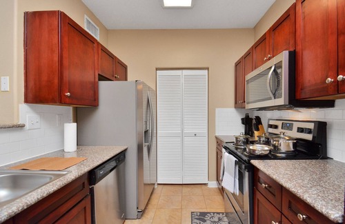 Astrodome Apartamento | Houston Medical Center King Bed Suite w/ Fireplace, Balcony, & Free Parking