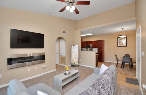 Astrodome Apartamento | Houston Medical Center King Bed Suite w/ Fireplace, Balcony, & Free Parking
