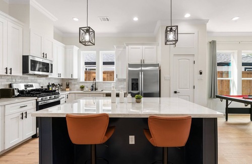 OST - South Union Casa | Houston's Very Best! Centrally Located Modern Home w/ Hot Tub - 5Beds/4Baths