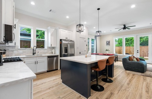 OST - South Union Casa | Houston's Very Best! Centrally Located Modern Home w/ Hot Tub - 5Beds/4Baths