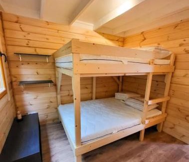 Vierakker Chalet De Esquí | Houten natuurhuisje met Hottub
