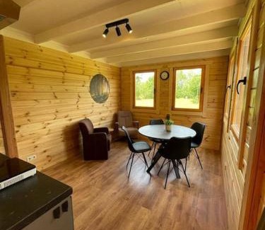 Vierakker Chalet De Esquí | Houten natuurhuisje met Hottub