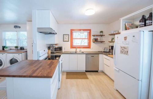 Baileys Harbor Casa | Howard House - Comodidad moderna en el centro de Baileys Harbor