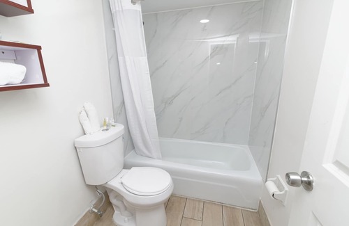 Northeast Virginia Beach Hotel | Howard Johnson by Wyndham Virginia Beach At The Beach