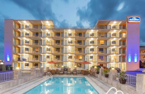 Northeast Virginia Beach Hotel | Howard Johnson by Wyndham Virginia Beach At The Beach