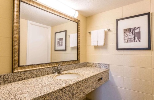 Northeast Virginia Beach Hotel | Howard Johnson by Wyndham Virginia Beach At The Beach