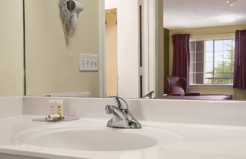 Grand Prairie Hotel | Howard Johnson by Wyndham Grand Prairie Near Lone Star Park