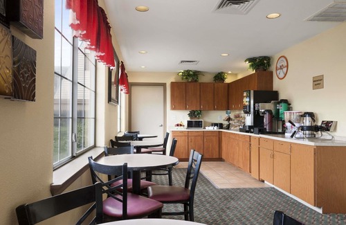 Grand Prairie Hotel | Howard Johnson by Wyndham Grand Prairie Near Lone Star Park