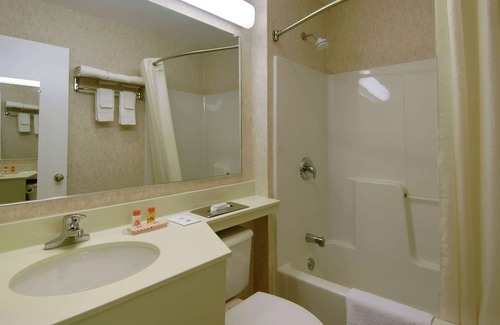 Williamstown Hotel | Howard Johnson by Wyndham Williamstown