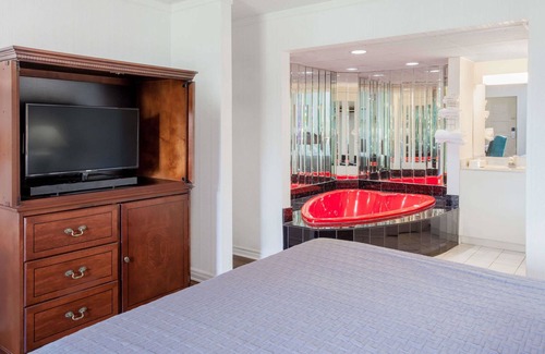 Niagara Falls Hotel | Howard Johnson by Wyndham Niagara Falls