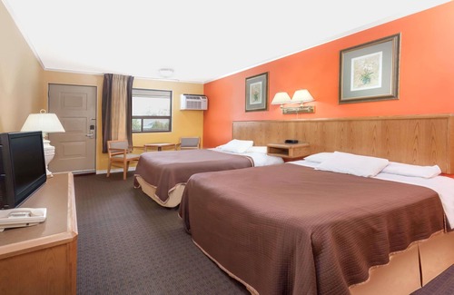 Niagara Falls Hotel | Howard Johnson by Wyndham Niagara Falls