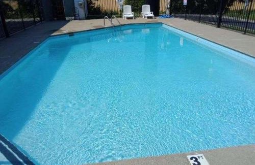 Clarksville Hotel | Howard Johnson by Wyndham Clarksville Tennessee