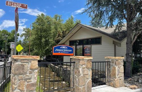 Gatlinburg Hotel | Howard Johnson by Wyndham Downtown Gatlinburg