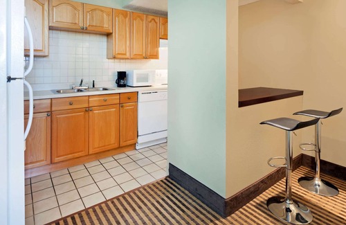 Arlington Hotel | Howard Johnson by Wyndham Arlington Ballpark / Six Flags