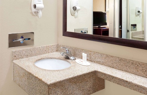 Arlington Hotel | Howard Johnson by Wyndham Arlington Ballpark / Six Flags