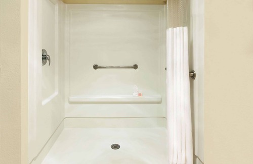 Arlington Hotel | Howard Johnson by Wyndham Arlington Ballpark / Six Flags