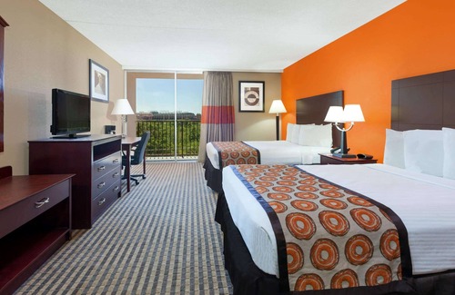 Arlington Hotel | Howard Johnson by Wyndham Arlington Ballpark / Six Flags
