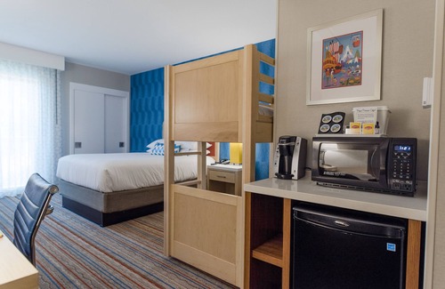Anaheim Resort Hotel | Howard Johnson by Wyndham Anaheim Hotel & Water Playground