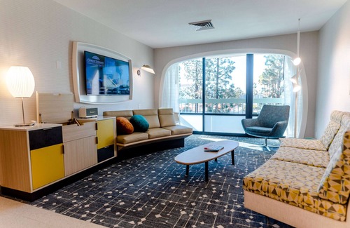 Anaheim Resort Hotel | Howard Johnson by Wyndham Anaheim Hotel & Water Playground