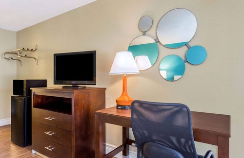 Lakeland Hotel | Howard Johnson by Wyndham Lakeland