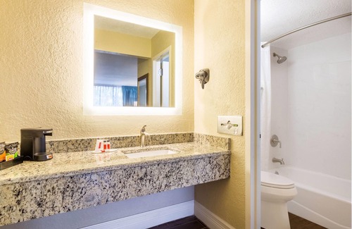 Lakeland Hotel | Howard Johnson by Wyndham Lakeland