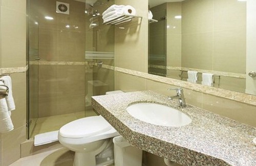 Petit Jean Ocharán Hotel | Howard Johnson by Wyndham Lima Miraflores Larco