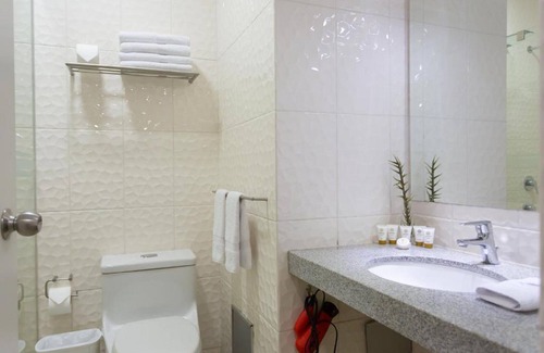 Petit Jean Ocharán Hotel | Howard Johnson by Wyndham Lima Miraflores Larco