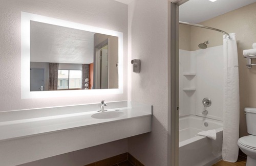 Ceres Hotel | Howard Johnson by Wyndham Modesto Ceres