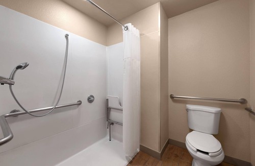 Ceres Hotel | Howard Johnson by Wyndham Modesto Ceres